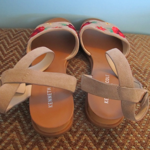 Kenneth Cole "Jony" Floral Stitched Ankle Strap Sandals - Picture 5 of 6